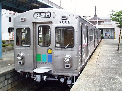 ７００２